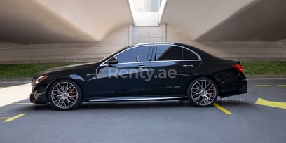 أسود Mercedes E Class للإيجار في Dubai 3