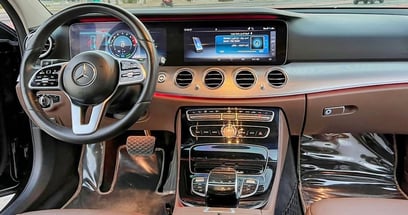 أسود Mercedes E Class للإيجار في Abu-Dhabi 0