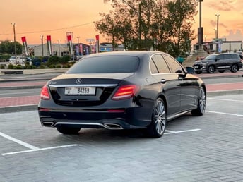 Schwarz Mercedes E Class zur Miete in Abu-Dhabi 6