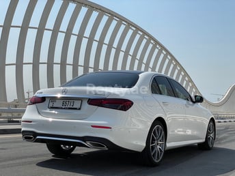 Blanco Mercedes E Class en alquiler en Dubai 2