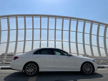 Blanco Mercedes E Class en alquiler en Abu-Dhabi 5