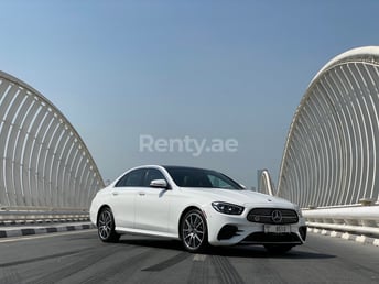 أبيض Mercedes E Class للإيجار في Dubai 6