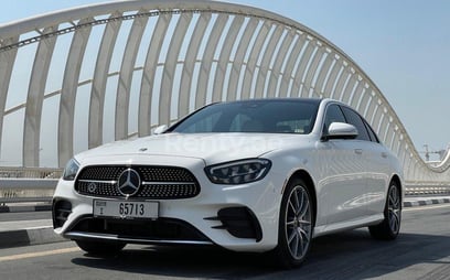 أبيض Mercedes E Class للإيجار في Dubai