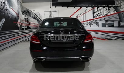 Negro Mercedes E 200 en alquiler en Dubai 1