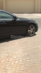 Schwarz Mercedes E Class zur Miete in Sharjah 2