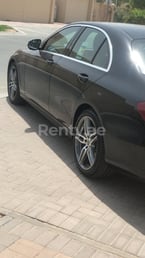 Черный Mercedes E Class в аренду в Abu-Dhabi 4