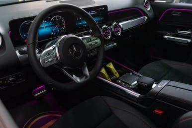 أسود Mercedes GLB 200 للإيجار في Dubai 1