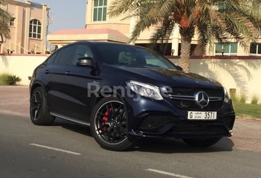 Noir Mercedes GLE 63AMG en location à Abu-Dhabi