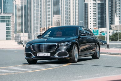 Negro Mercedes Maybach S580 en alquiler en Abu-Dhabi 1