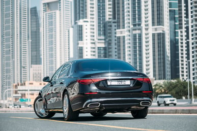 Schwarz Mercedes Maybach S580 zur Miete in Abu-Dhabi 2