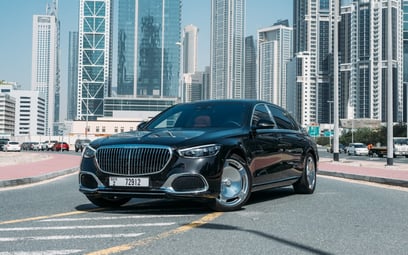 Noir Mercedes Maybach S580 en location à Dubai