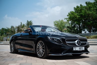 Negro Mercedes S 500 Cabrio en alquiler en Dubai 0