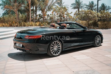 Черный Mercedes S 500 Cabrio в аренду в Abu-Dhabi 2