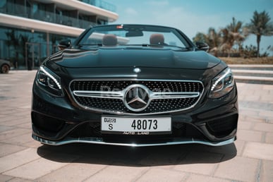 Noir Mercedes S 500 Cabrio en location à Dubai 5