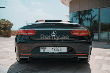 在Dubai租赁黑色 Mercedes S 500 Cabrio 6