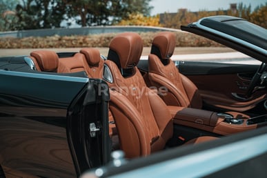 在Dubai租赁黑色 Mercedes S 500 Cabrio 7