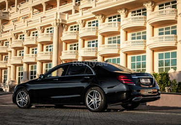 Schwarz Mercedes S 560 4matic zur Miete in Abu-Dhabi 1