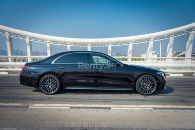 Black Mercedes S500 for rent in Dubai 4