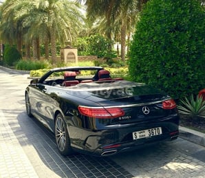 Schwarz Mercedes S500 Cabriolet zur Miete in Dubai 3