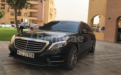 Noir Mercedes S Class en location à Sharjah