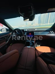 Noir Mercedes S Class en location à Abu-Dhabi 2