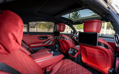 Black Mercedes S500 for rent in Dubai 4
