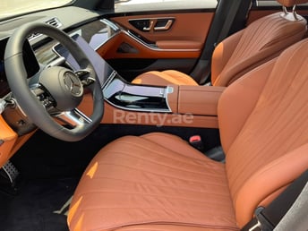 أسود Mercedes S500 Class للإيجار في Abu-Dhabi 0