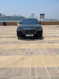 Черный Mercedes S500 Class в аренду в Sharjah 2