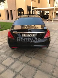 Noir Mercedes S550 en location à Sharjah 1