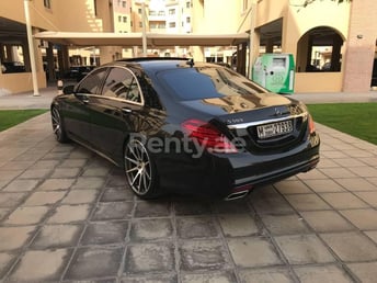 Noir Mercedes S550 en location à Abu-Dhabi 2