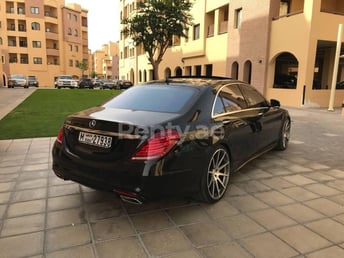 Schwarz Mercedes S550 zur Miete in Dubai 3