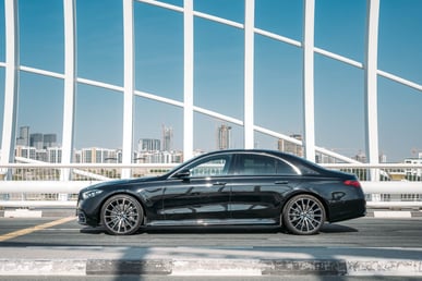 Negro Mercedes S500 en alquiler en Abu-Dhabi 0