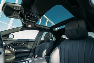 أسود Mercedes S500 للإيجار في Dubai 2