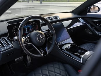 أسود Mercedes S500 للإيجار في Dubai 5