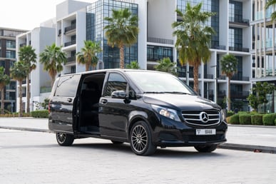 Noir Mercedes V Class en location à Dubai 4