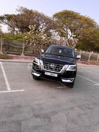 Schwarz Nissan Patrol Platinium zur Miete in Sharjah 6