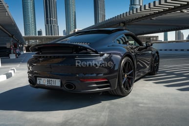 أسود Porsche 911 Carrera S للإيجار في Dubai 3