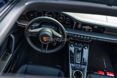 أسود Porsche 911 Carrera S للإيجار في Abu-Dhabi 4