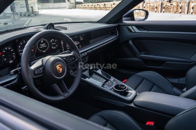 Negro Porsche 911 Carrera S en alquiler en Abu-Dhabi 5