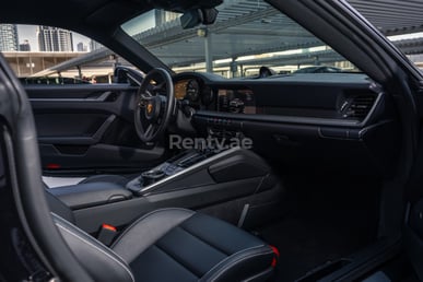 Negro Porsche 911 Carrera S en alquiler en Abu-Dhabi 6