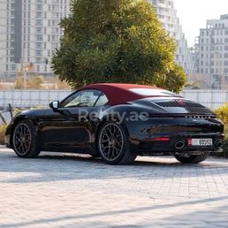 Schwarz Porsche 911 Carrera 4s cabrio zur Miete in Dubai 0