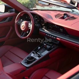 Negro Porsche 911 Carrera 4s cabrio en alquiler en Sharjah 1