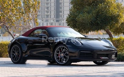 在Dubai租赁黑色 Porsche 911 Carrera 4s cabrio