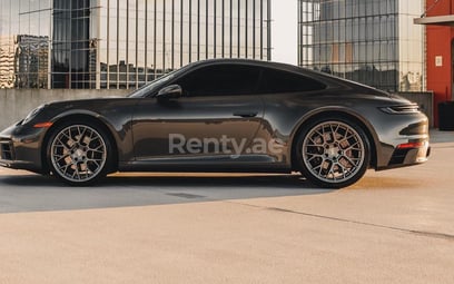 Negro Porsche 911 Carrera S en alquiler en Dubai