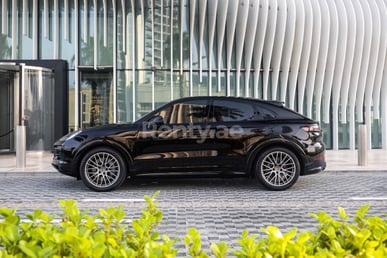 Nero Porsche Cayenne coupe S in affitto a Dubai 0