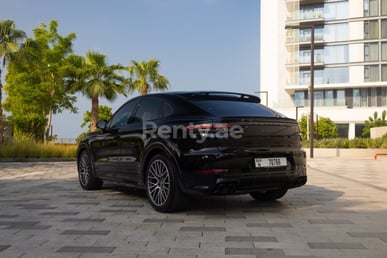 Черный Porsche Cayenne coupe S в аренду в Abu-Dhabi 1