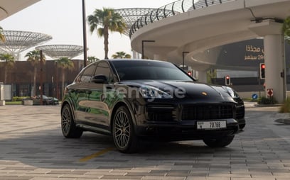 Negro Porsche Cayenne coupe S en alquiler en Dubai