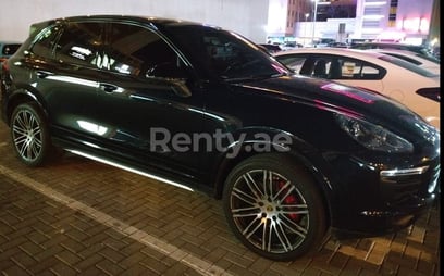 Negro Porsche Cayenne S en alquiler en Dubai