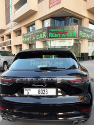 أسود Porsche Cayenne S للإيجار في Dubai 4