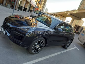 在Sharjah租赁黑色 Porsche Cayenne S 5